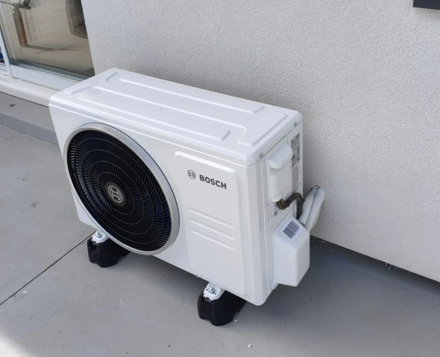 Extérieur d'un bâtiment avec unité extérieure de climatisation installée