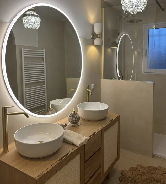 Salle de bain moderne avec double vasque en céramique blanche posée sur meuble en bois naturel