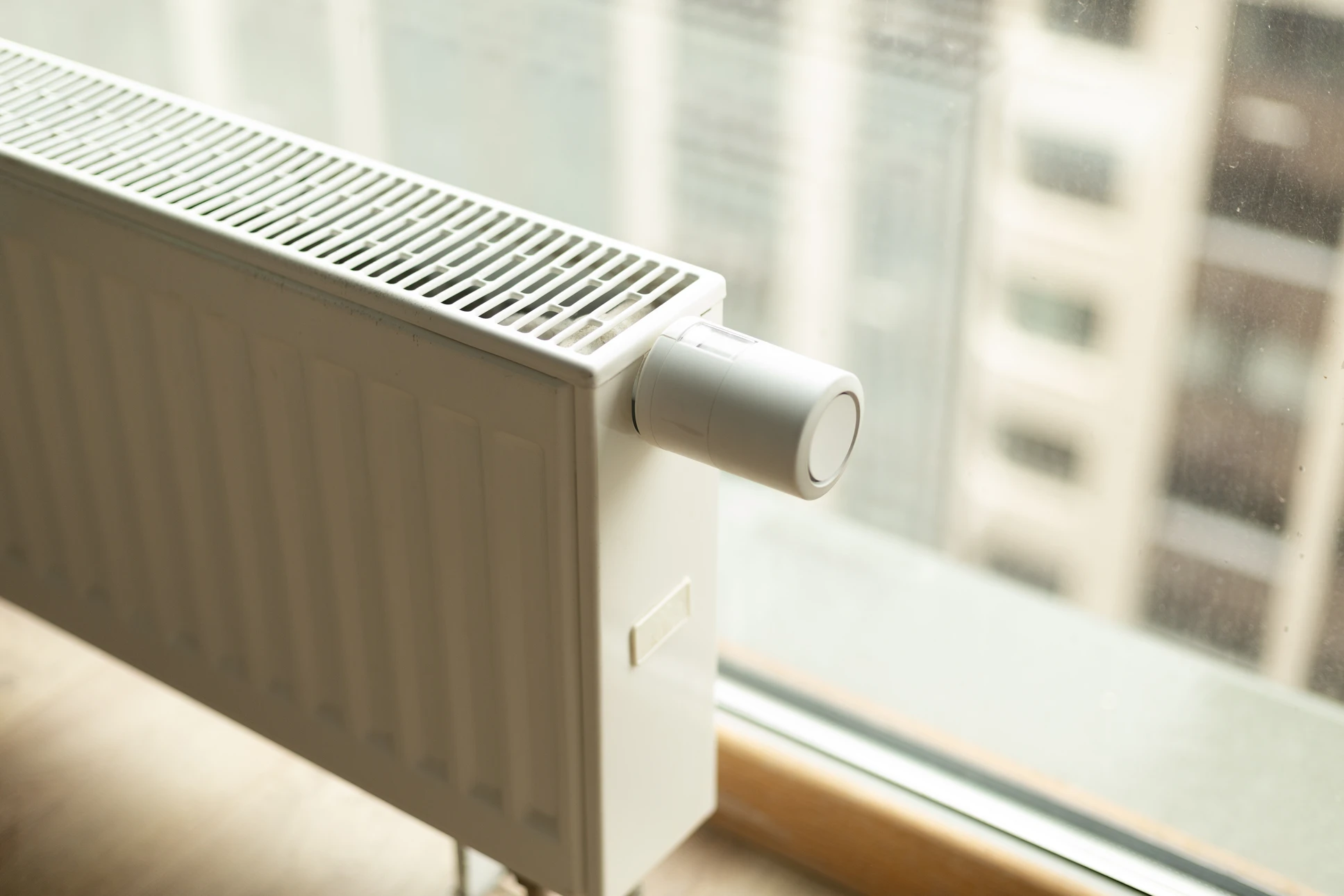 Int&eacute;rieur r&eacute;sidentiel, technicien avec gants antid&eacute;rapants effectuant maintenance sur thermostat programmable mural