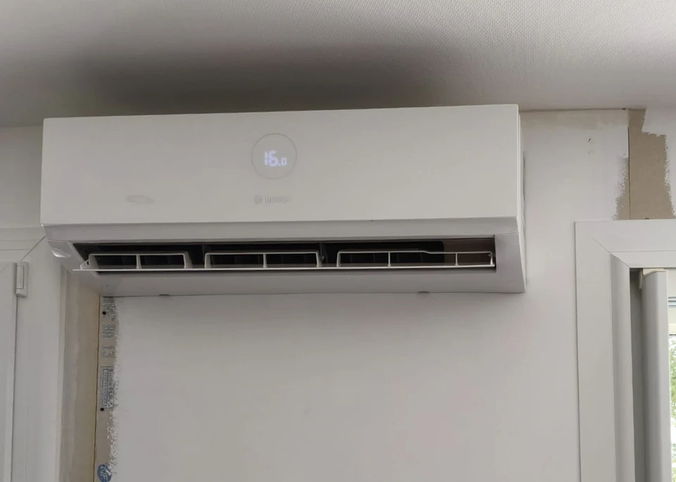 Extérieur d'un bâtiment avec unité extérieure de climatisation installée