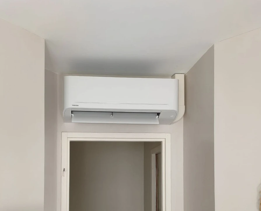 Femme propriétaire positive appréciant le loisir, la ventilation, la température de l'air frais confortable sous climatisation, système de séparation à la maison, reposant les yeux fermés sur un canapé doux et élégant,