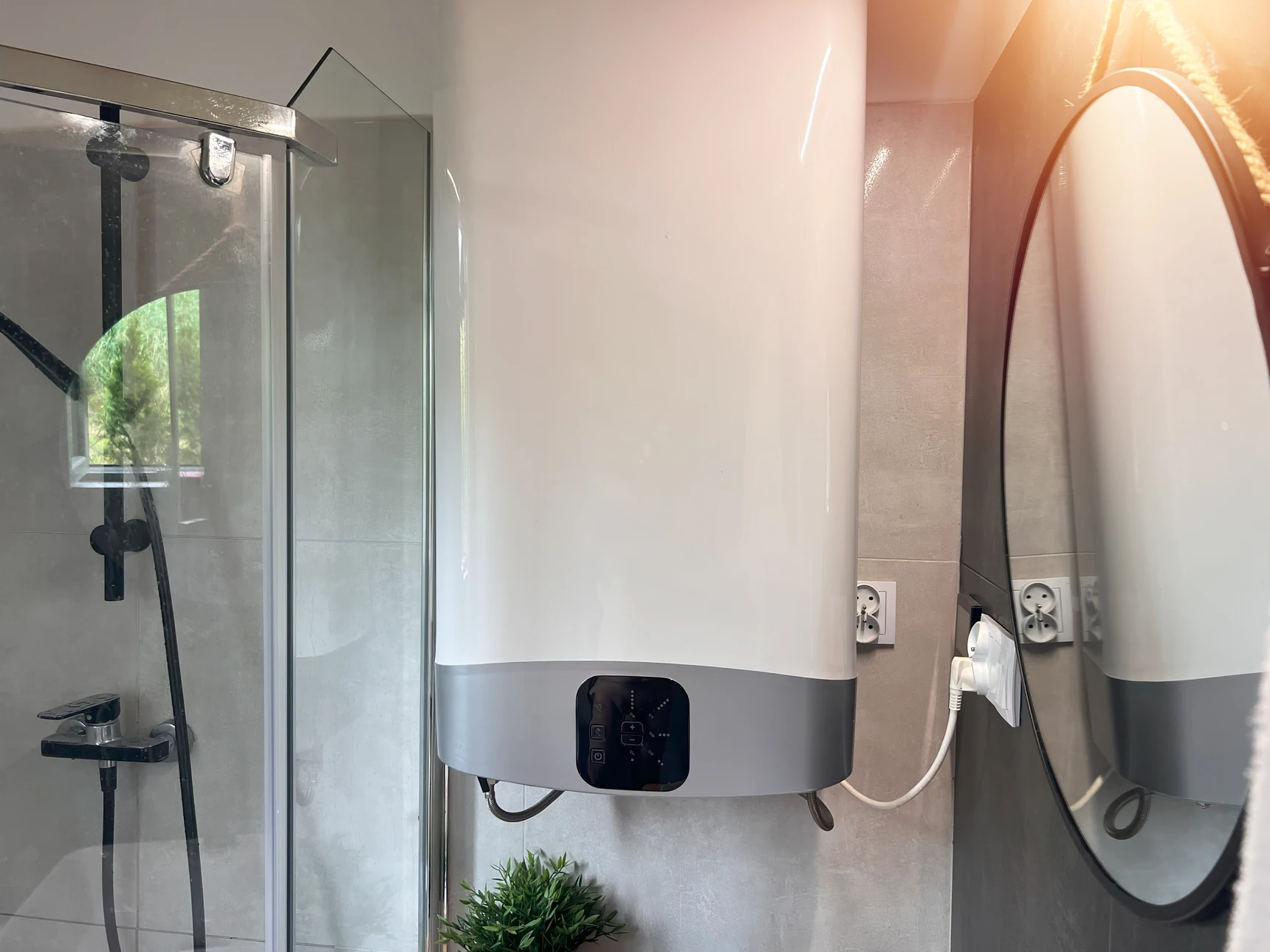 Sous-sol moderne avec installation de chauffage domestique comprenant chaudière rouge avec panneau de contrôle numérique, ballon d'eau chaude cylindrique blanc vertical, réseau de tuyauterie grise apparente et conduits d'évacuation